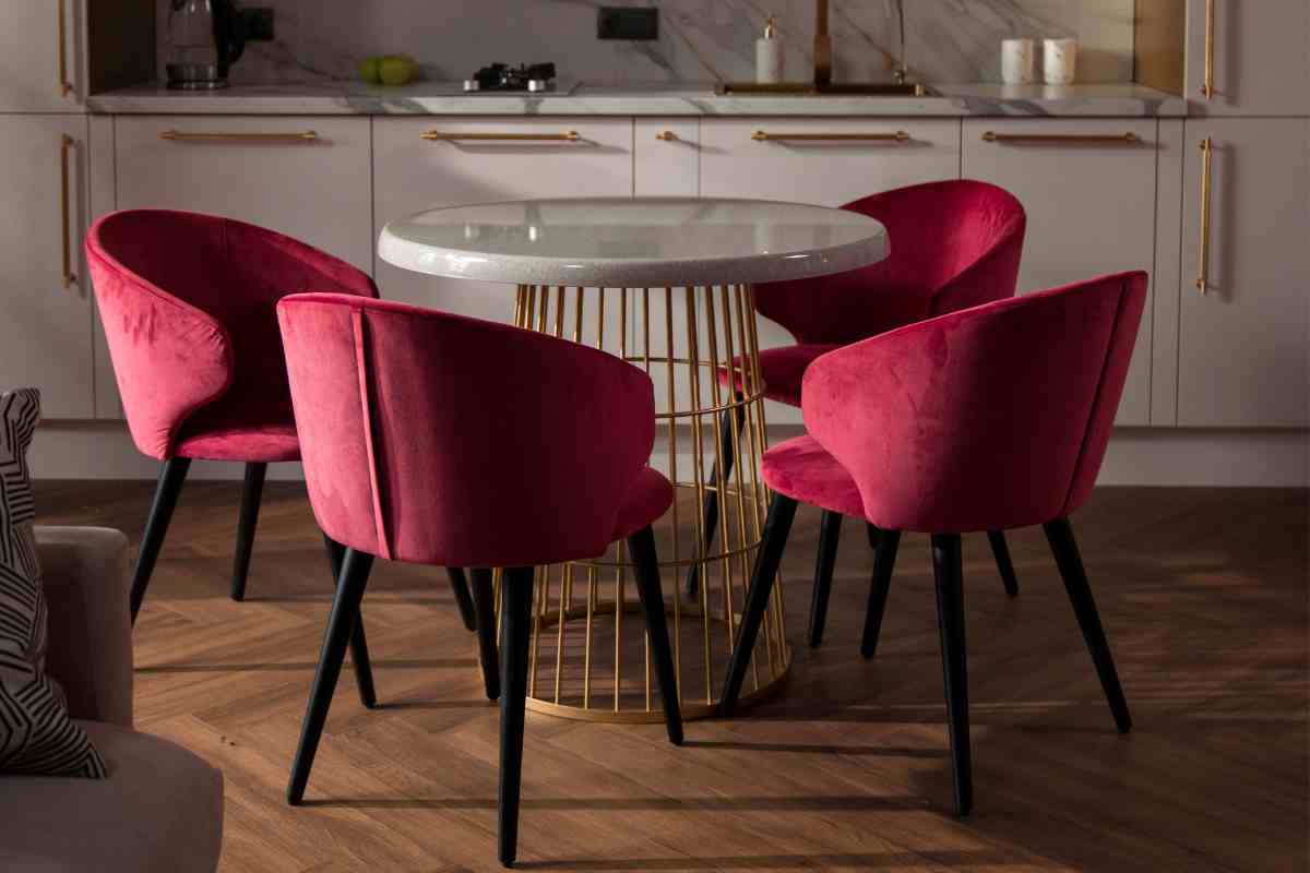 cucina piccola con tavolo rotondo e sedie imbottite