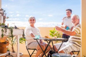 Persone felici in terrazzo