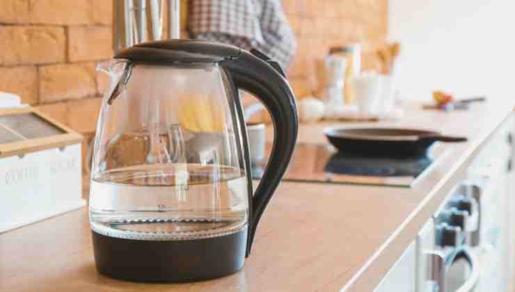 bollitore su piano cucina