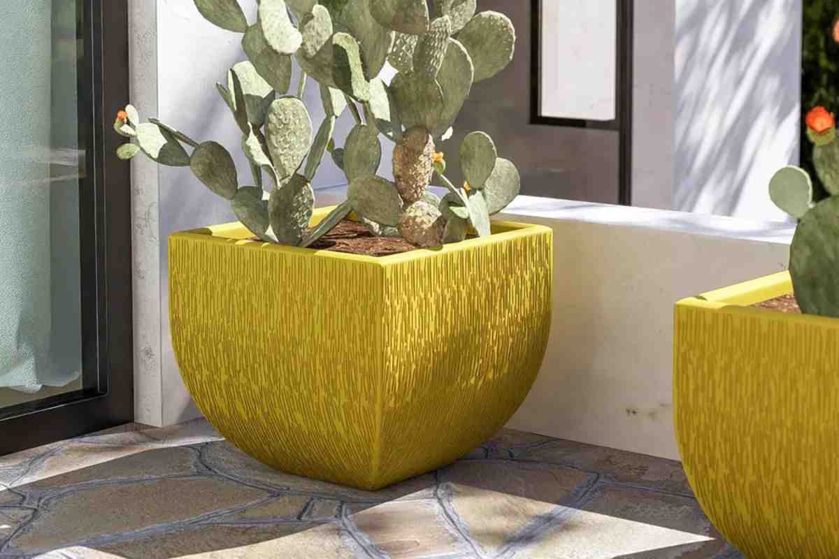 Vasi di design Deghi di colore giallo e dalla forma irregolare in un giardino