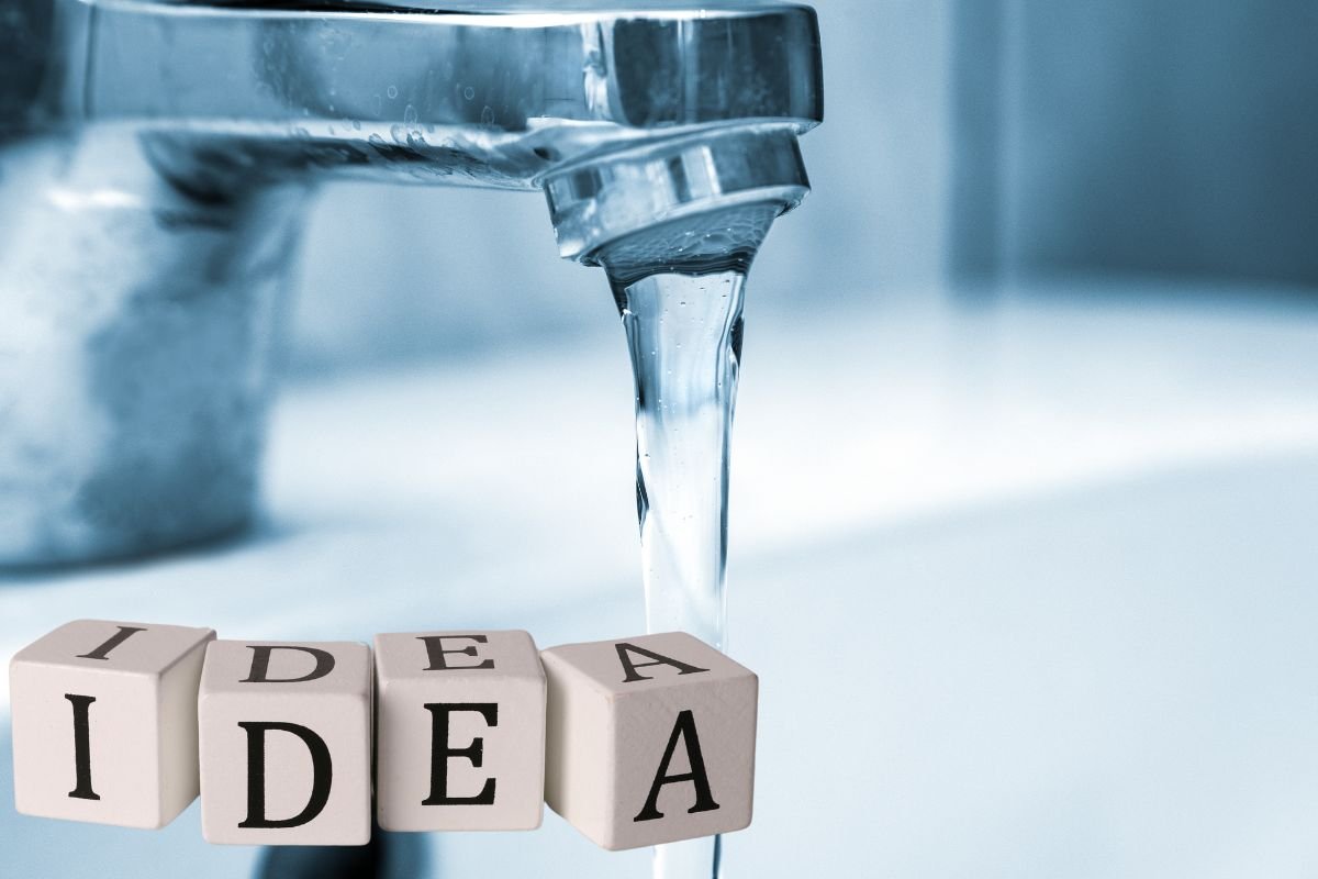 Acqua del rubinetto e scritta idea