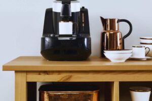 macchina del caffè, brocca e piattini