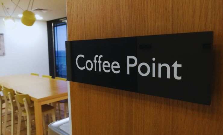 la scritta caffe point e l'angolo 
