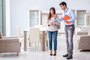 coppia sceglie arredamento