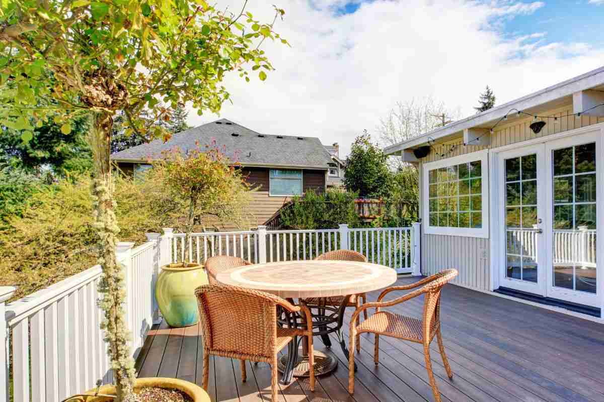 Balcone arredato con tavolo e sedie