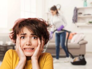 donna che passa aspirapolvere e donna spaventata