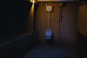 un bagno buio e spoglio