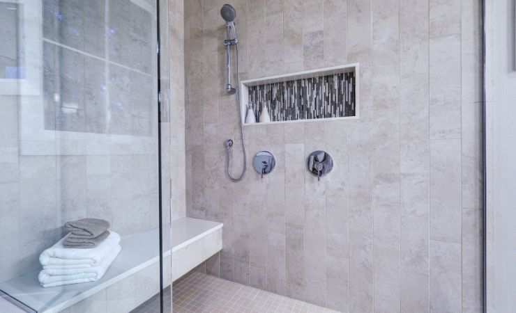 un bagno luminoso con una doccia walk in