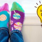 Calzini diversi e colorati con lampadina per idea