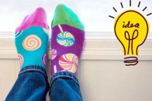 Calzini diversi e colorati con lampadina per idea