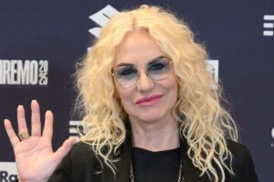 Antonella clerici saluta