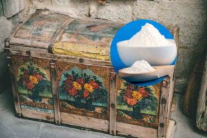 una cassapanca e nel cerchietto del bicarbonato