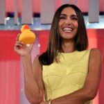 Caterina Balivo sorridente con una paperella in mano
