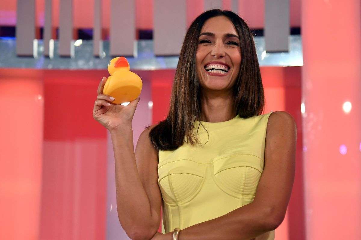 Caterina Balivo sorridente con una paperella in mano