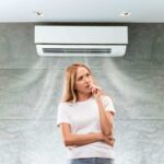 climatizzatore e donna pensierosa