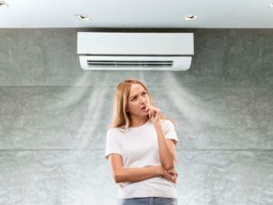 climatizzatore e donna pensierosa