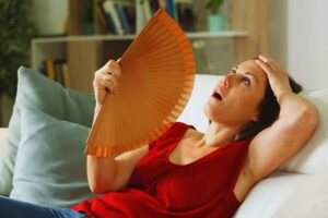 ragazza si sventola per il caldo