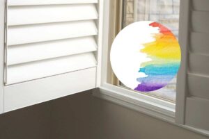 una persiana bianca e dei colori nel cerchio