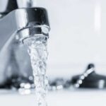 Rubinetto con acqua che scorre
