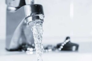 Rubinetto con acqua che scorre