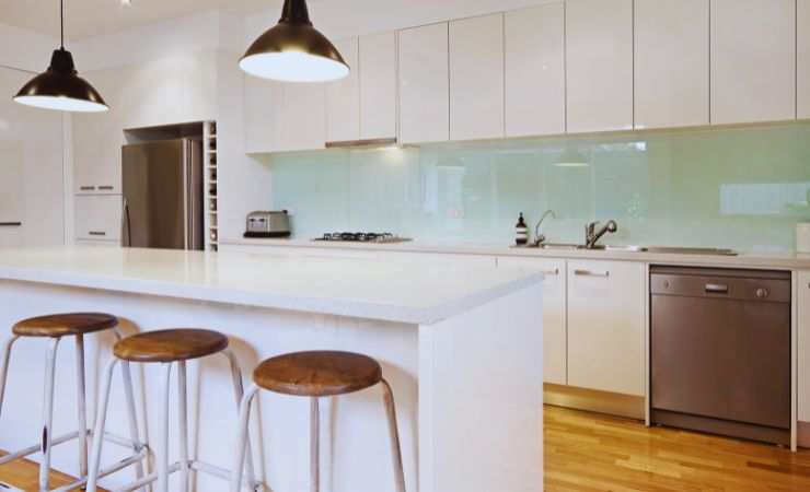 una cucina con un'isola al centro