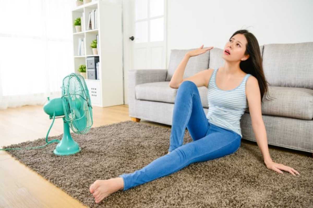 Donna soffre il caldo in casa