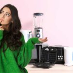 Donna pensierosa con elettrodomestici alle spalle
