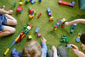Bambini in giardino