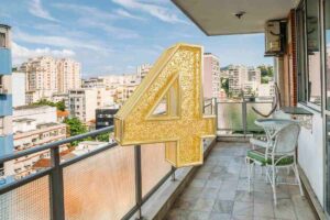 Balcone e numero 4