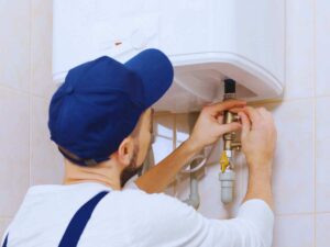 un tecnico che sistema la caldaia