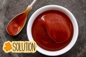 Ciotola con ketchup e scritta soluzione