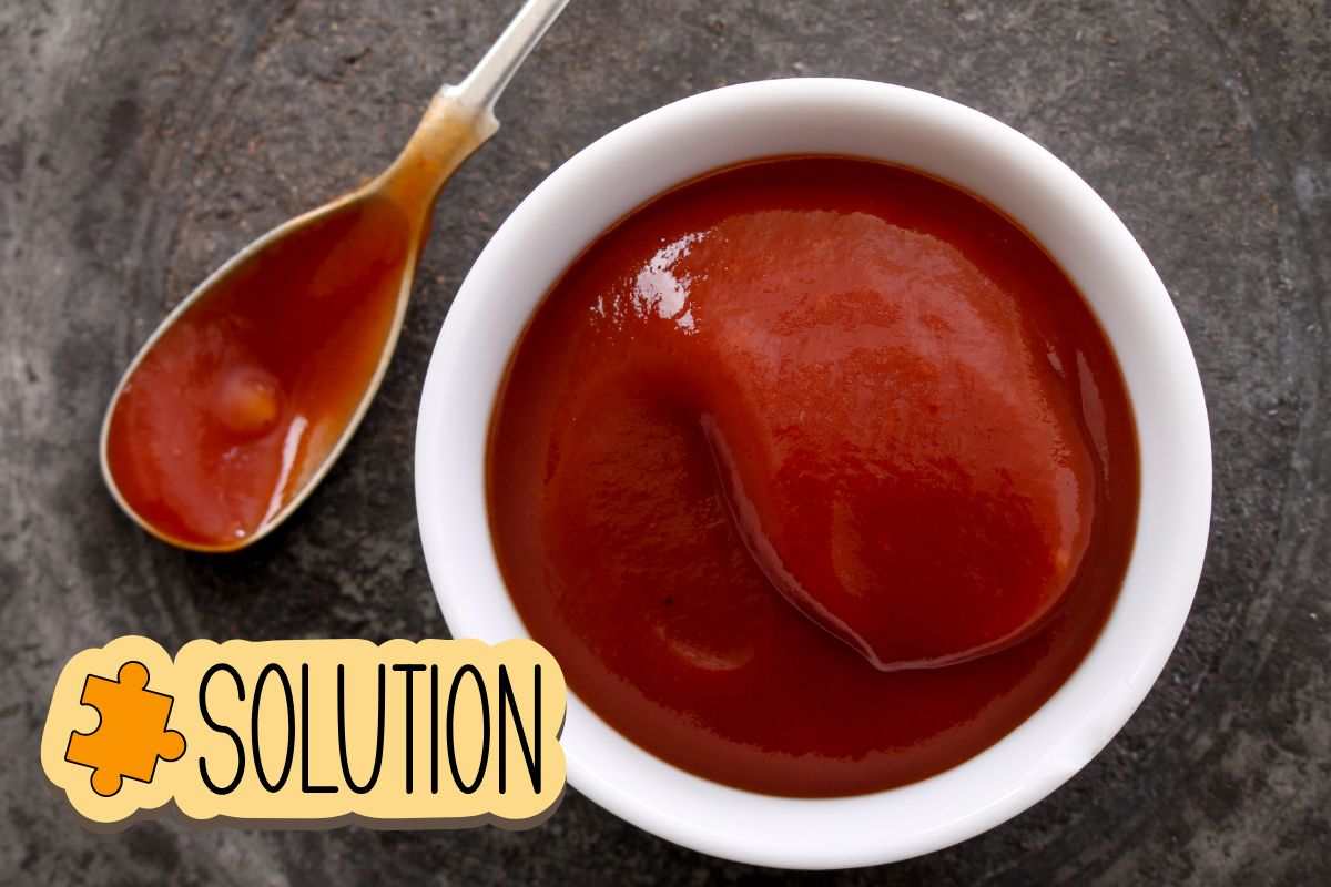 Ciotola con ketchup e scritta soluzione