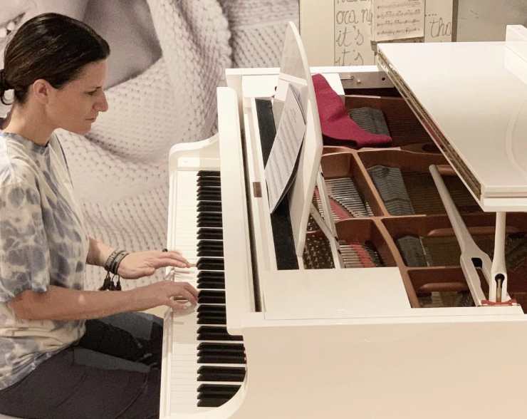 Laura Pausini al pianoforte in casa 