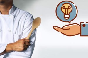 Chef con mestolo in legno e mano con idea