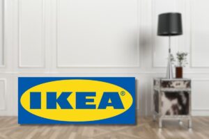 boiserie bianca e logo Ikea