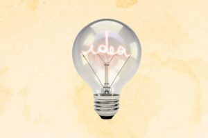 Macchie giallo su materasso e lampadina con scritto idea