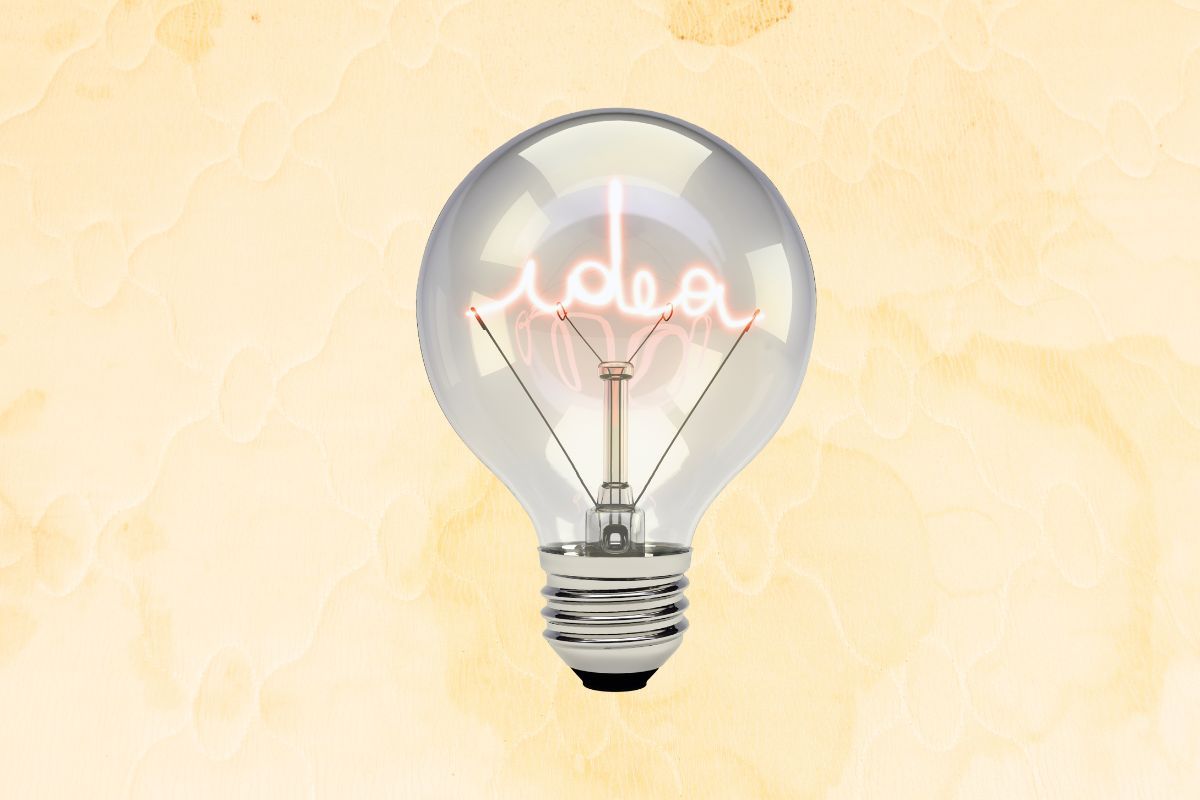 Macchie giallo su materasso e lampadina con scritto idea