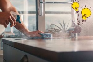 Donna che pulisce con spray e lampadine con idea