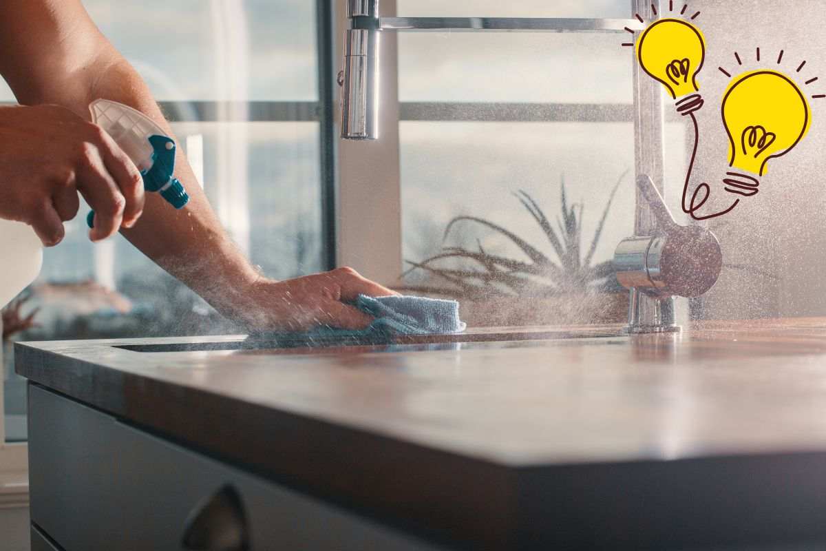 Donna che pulisce con spray e lampadine con idea