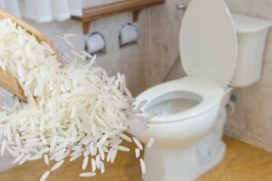 Chicchi di riso, sullo sfondo un bagno