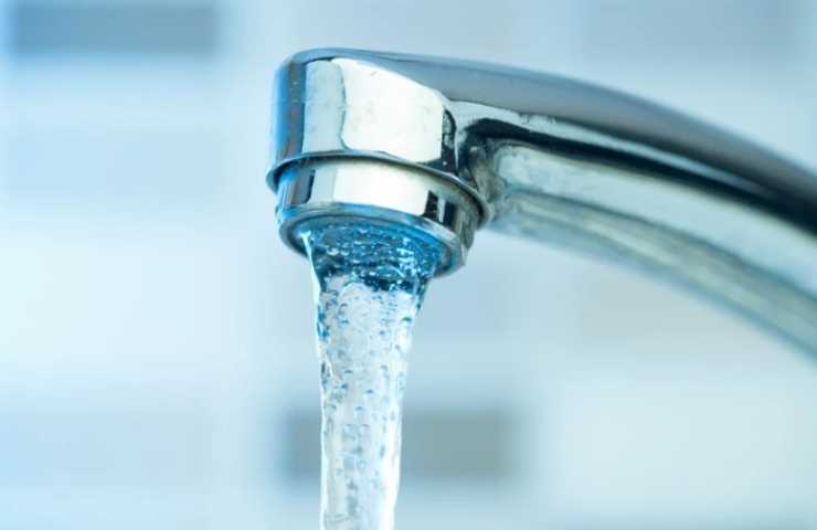 Rubinetto con acqua che esce