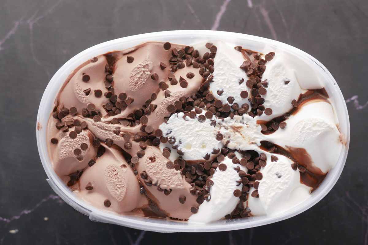 Gelato in vaschetta al cioccolato e panna