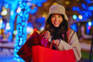 ragazza vestita invernale che ha fatto shopping