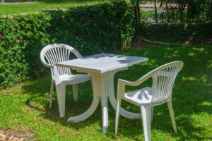 Sedie di plastica bianche in giardino