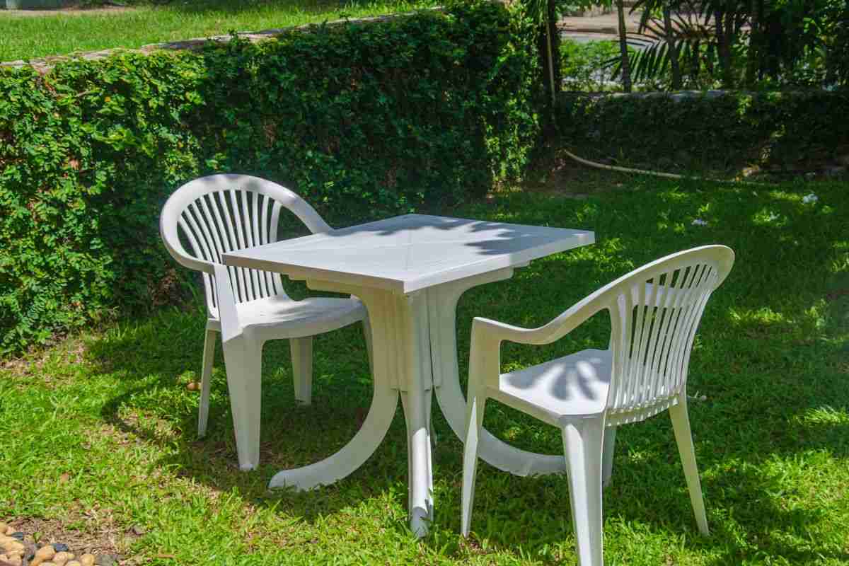 Sedie di plastica bianche in giardino