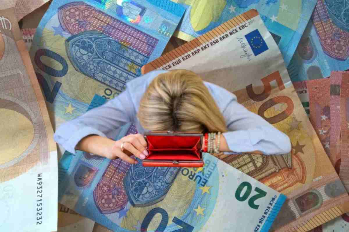 Donna disperata e soldi sullo sfondo