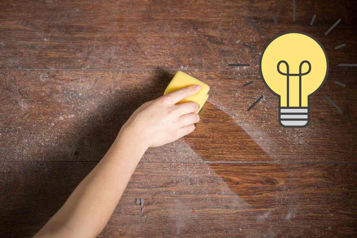 mano che spolvera e lampadina