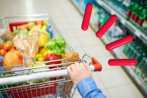 Carrello pieno di spesa e simbolo attenzione
