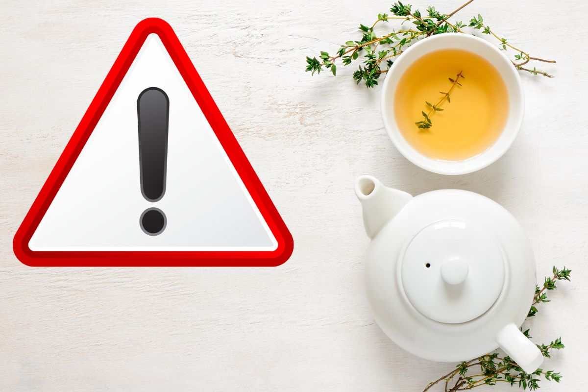 Tisana in tazza e simbolo attenzione