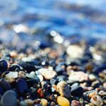 sassolini colorati in spiaggia